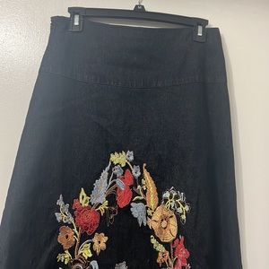 Skirt embroidered M